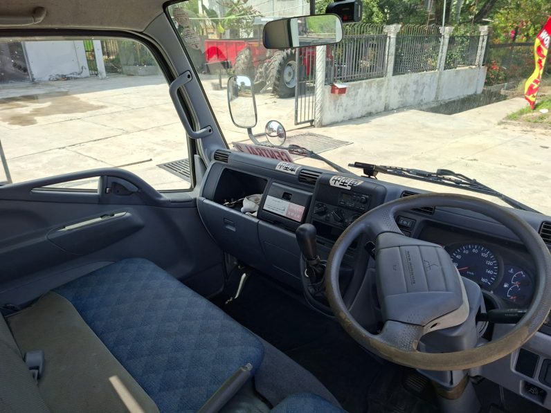 
								2004 MITSUBISHI TRUCK full									