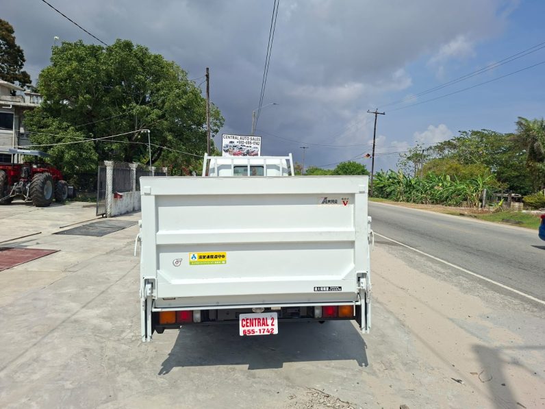 
								2004 MITSUBISHI TRUCK full									