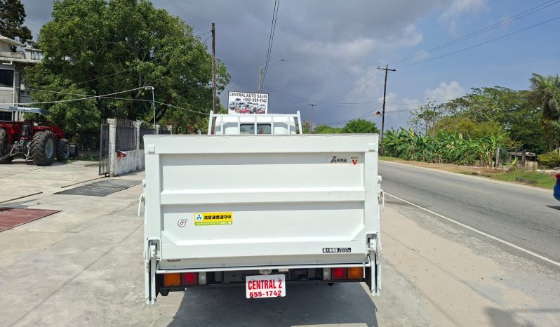 
								2004 MITSUBISHI TRUCK full									