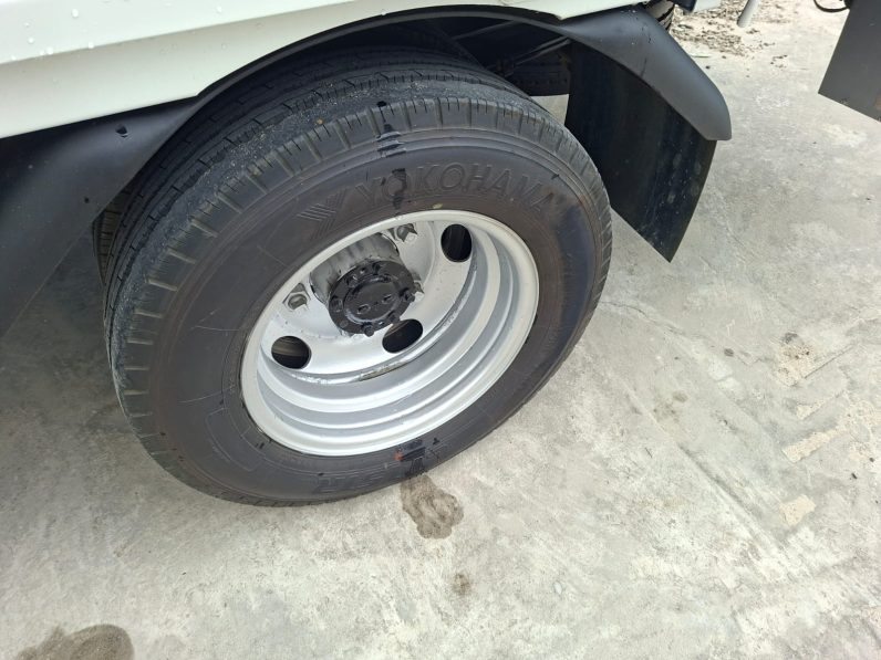 
								2004 MITSUBISHI TRUCK full									