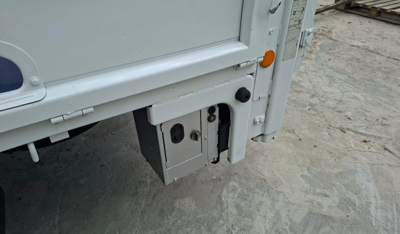 
								2004 MITSUBISHI TRUCK full									