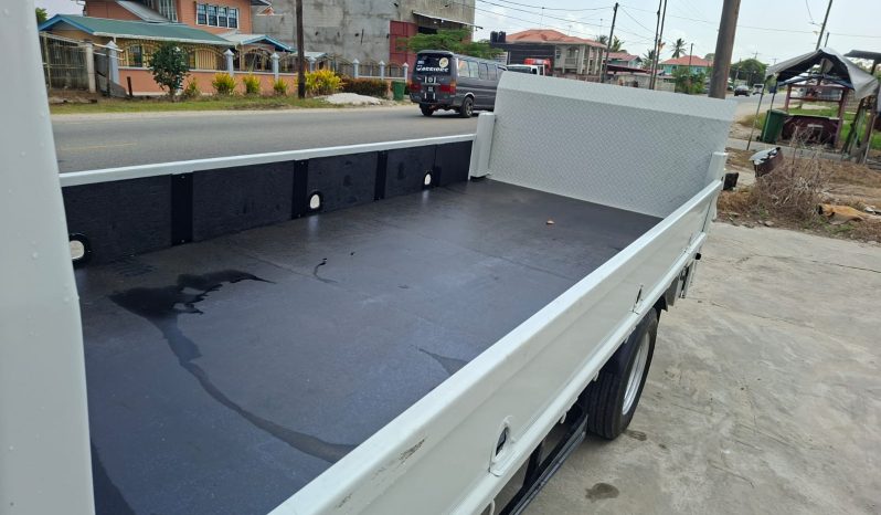 
								2004 MITSUBISHI TRUCK full									