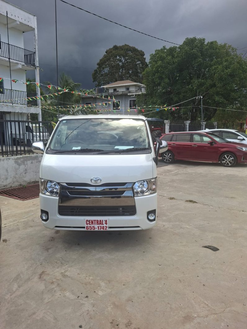
								2017 Toyota Hiace Super GL full									