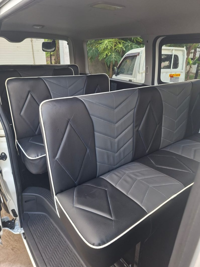 
								2017 Toyota Hiace Super GL full									